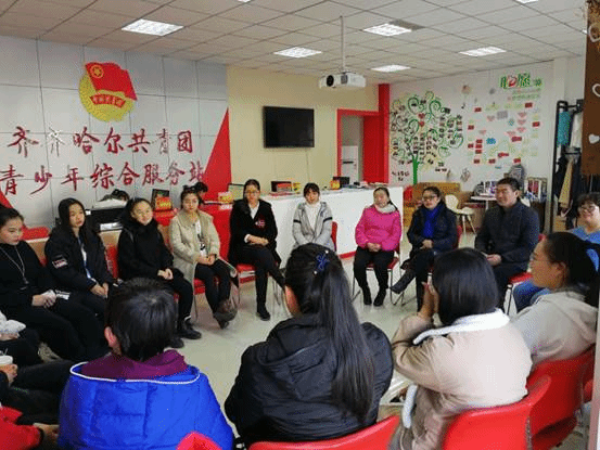 专业学生在基地开展团体辅导活动