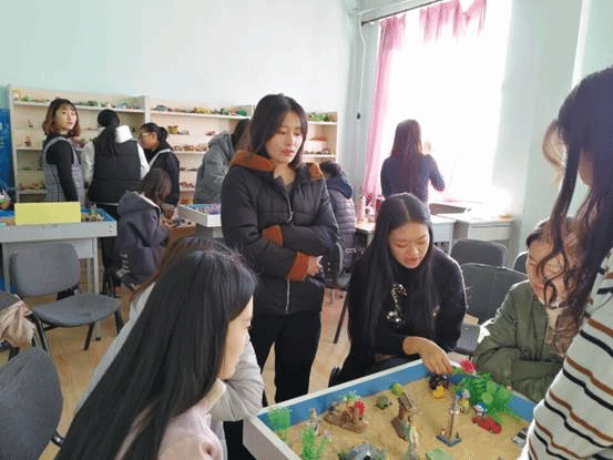 学生在实训室进行沙盘游戏训练